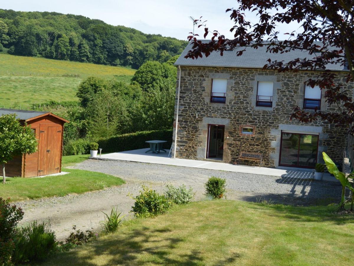 Cosy Chalet With Private Garden In Normandy Isigny-le-Buat Exteriör bild