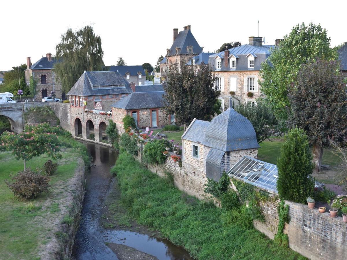 Cosy Chalet With Private Garden In Normandy Isigny-le-Buat Exteriör bild
