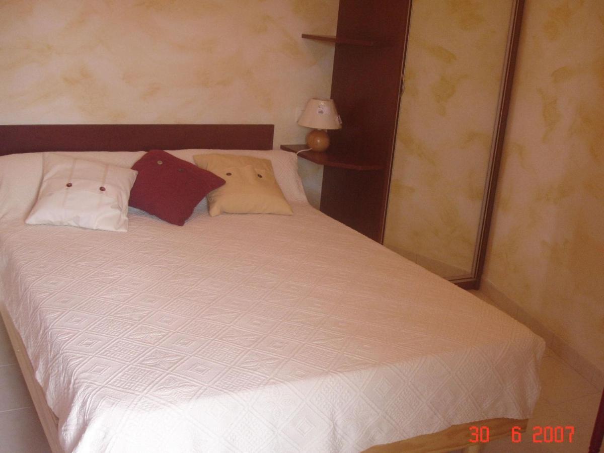 Cosy Chalet With Private Garden In Normandy Isigny-le-Buat Exteriör bild
