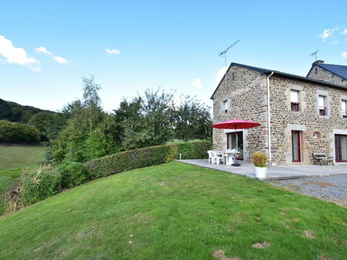 Cosy Chalet With Private Garden In Normandy Isigny-le-Buat Exteriör bild